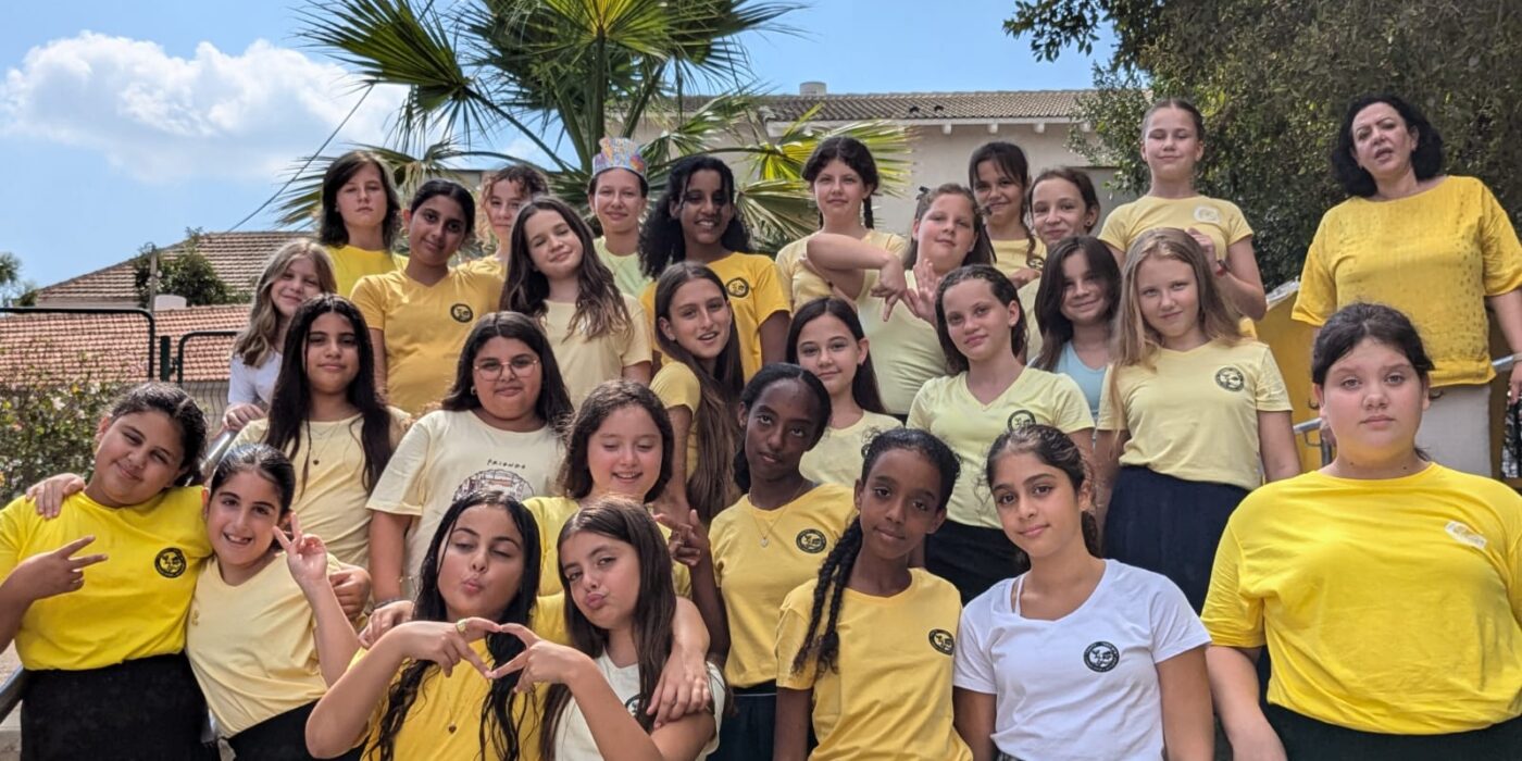 תלמידי מגדל אור בחולצות צהובות