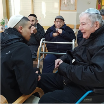 תלמיד משוחח עם קשיש