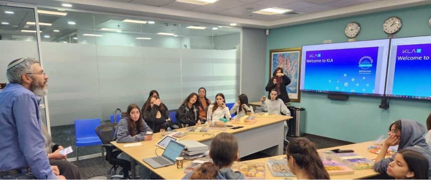 תלמידות מגדל אור בביקור במשרדי חברת KLM