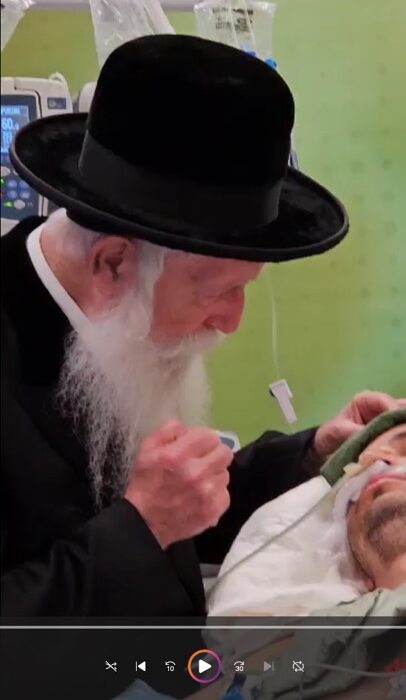 הרב מניח מטבע על ראשו של אביתר זיתוני