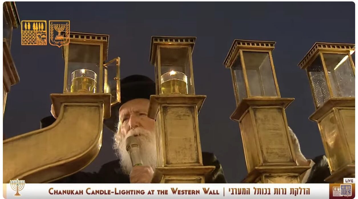 הרב מדליק נר שישי בכותל