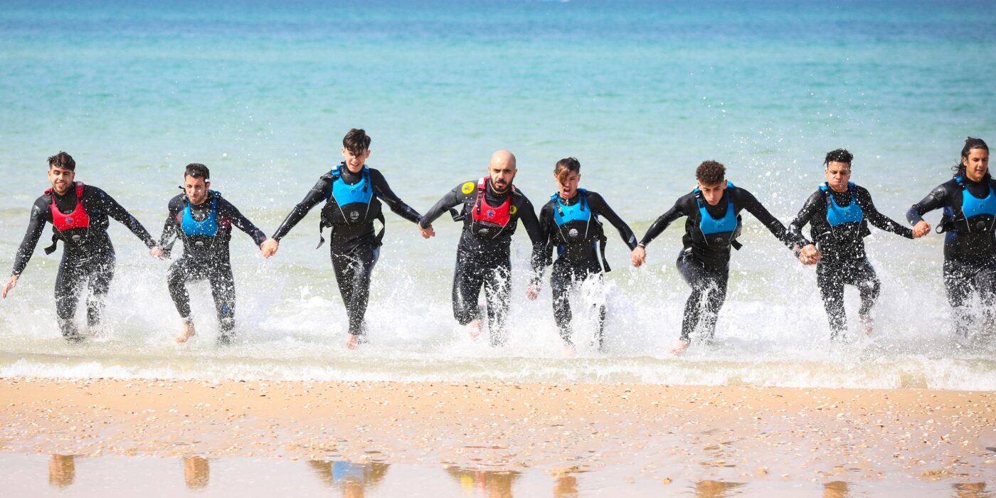 תלמידי זוהרים יוצאים מן המים בשורה