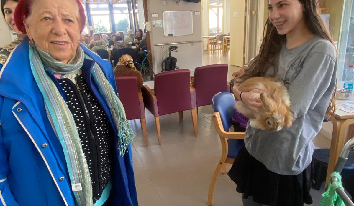 תלמידת מגדל אור מתנדבת בבית אבות