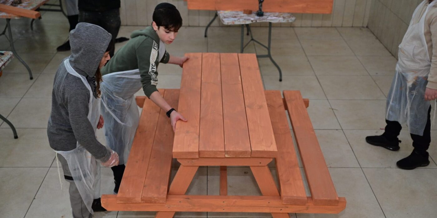 תלמידים מרכיבים שולחן קק"ל