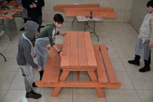 תלמידים מרכיבים שולחן קק"ל
