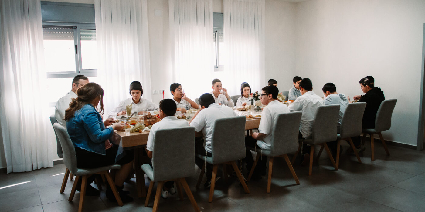 ילדי המשפחותניםפ אוכלים ארוחת ערב משותפת