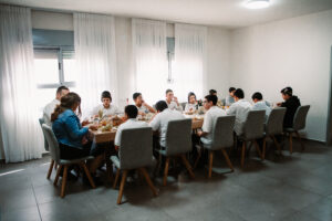 ילדי המשפחותניםפ אוכלים ארוחת ערב משותפת
