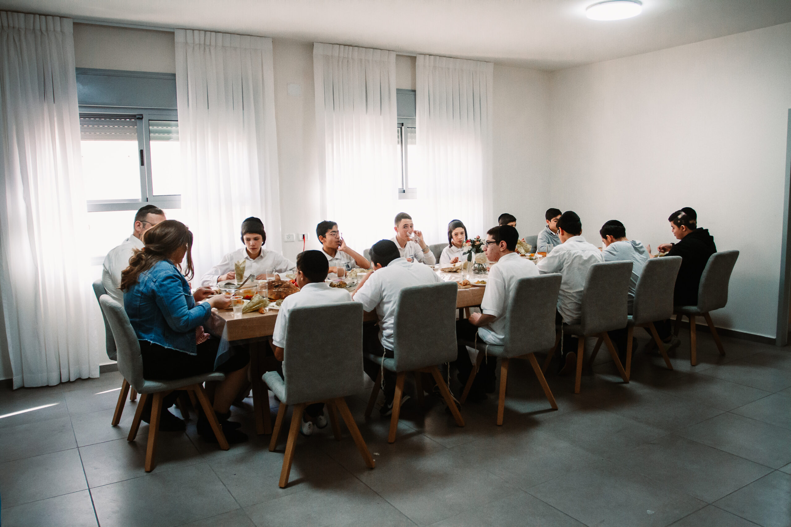 ילדי המשפחותניםפ אוכלים ארוחת ערב משותפת