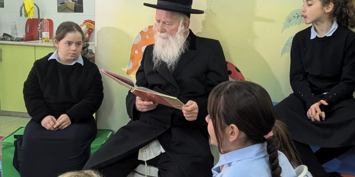 הרב גרוסמן מקריא סיפור לתלמידות