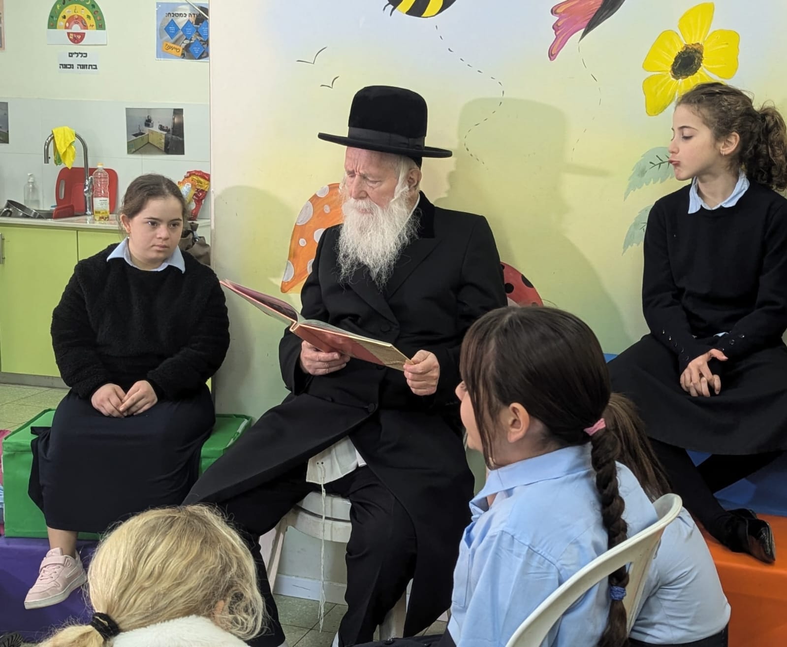 הרב גרוסמן מקריא סיפור לתלמידות