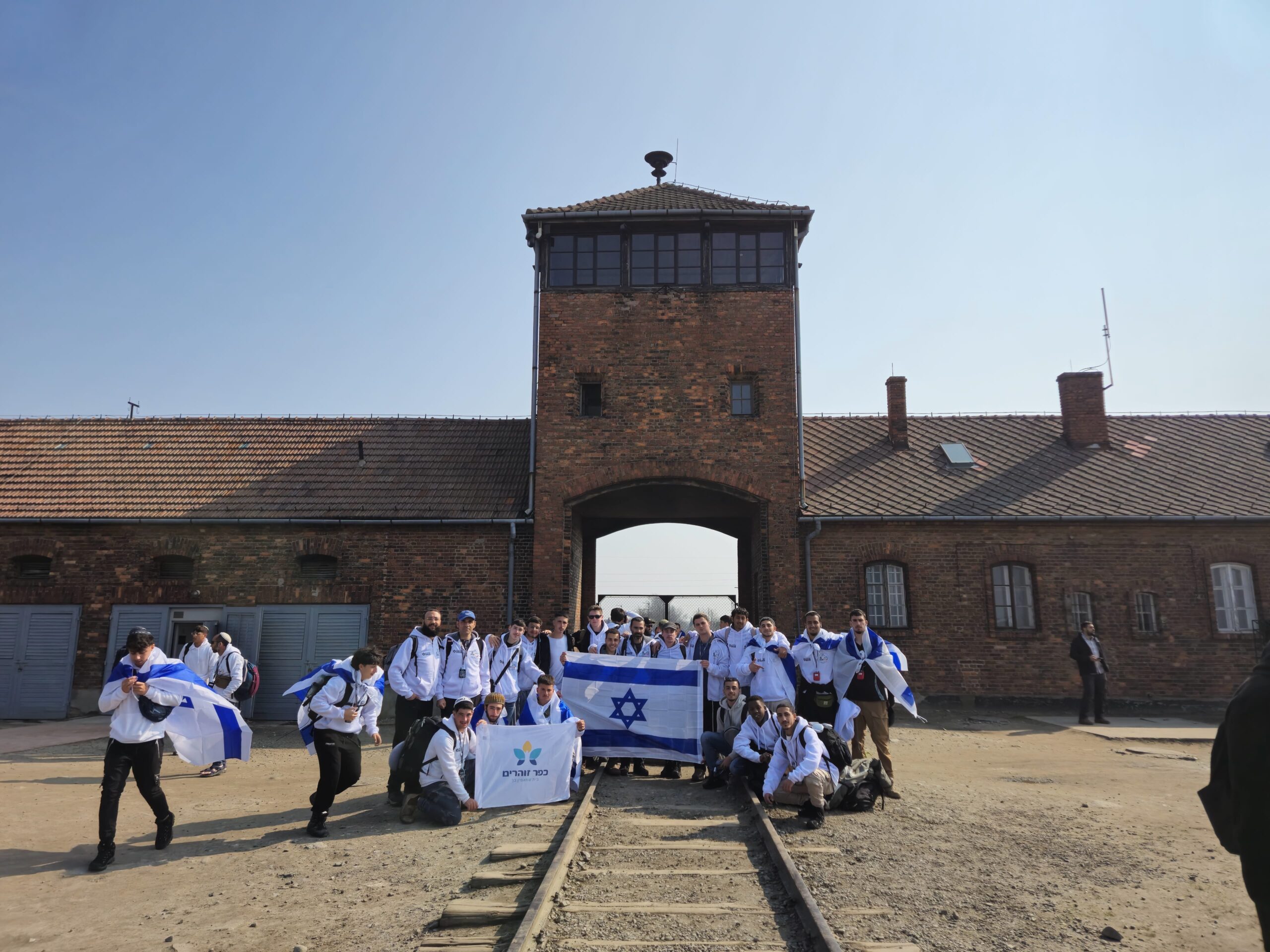 תלמידי זוהרים בפתח מחנה אשוויץ
